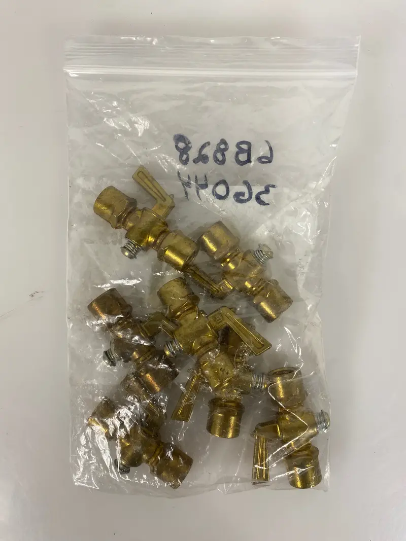 Brass 1-1/4″ FIP Shut-Off Ball Valve – 7-Pack