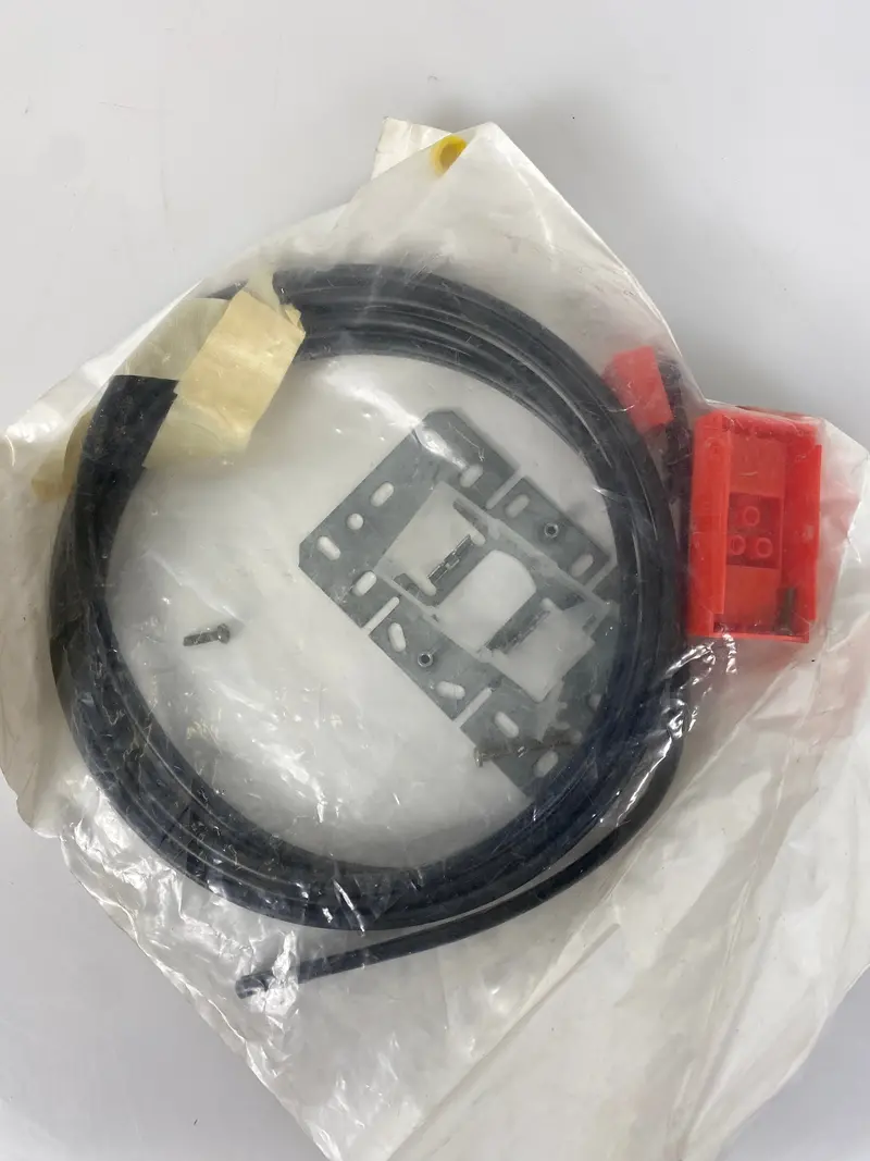 Honeywell 2-Pipe Thermostat Fitting with Shallow Wall Plate #14001616-002