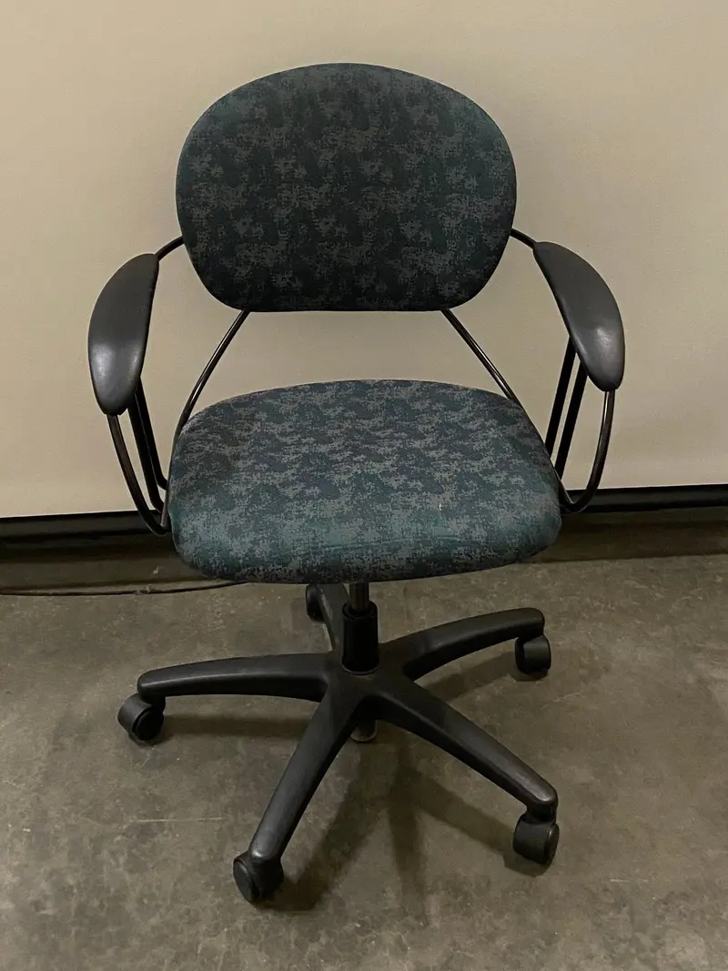 Steelcase Green Patterned Office Chair – Fixed Arms, Height-Adjustable