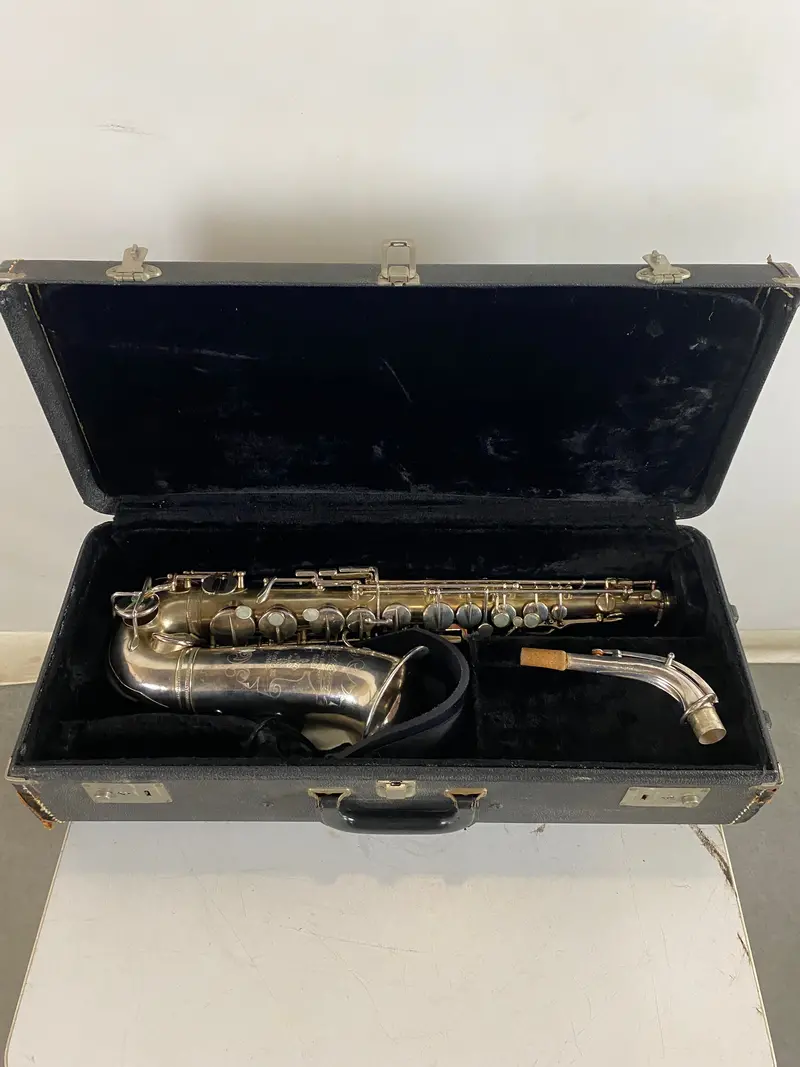 Vintage Henri Selmer Paris Alto Saxophone – Classic French-Made Brass Instrument